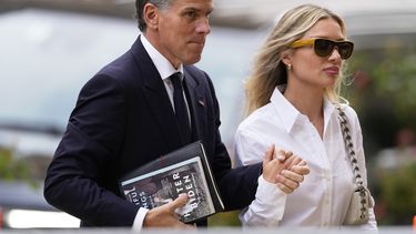 Hunter Biden, a la izquierda, llega a una corte federal acompañado de su esposa, Melissa Cohen Biden, el jueves 6 de junio de 2024, en Wilmington, Delaware. (AP Foto/Matt Slocum)