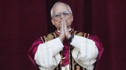 El nuevo papa León XIV junta sus manos en el balcón de la Basílica de San Pedro, el jueves 8 de mayo de 2025, en el Vaticano. (AP Foto/Alessandra Tarantino)
