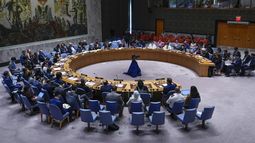 Gente hablando durante una reunión del Consejo de Seguridad sobre la Guerra en Gaza en la sede de Naciones Unidas, el miércoles 29 de mayo de 2024. (AP Foto/Seth Wenig)