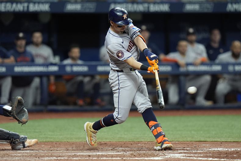 El hondureño Mauricio Dubón, de los Astros de Houston, pega un sencillo productor en el décimo inning del juego ante los Rays de Tampa Bay, el miércoles 14 de agosto de 2024 (AP Foto/Chris OMeara)