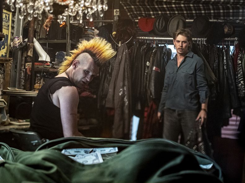 Esta imagen publicada por Sony Pictures Entertainment muestra a Matt Smith, a la izquierda, y Austin Butler en una escena de Caught Stealing. (Niko Tavernise/Sony Pictures Entertainment via AP)