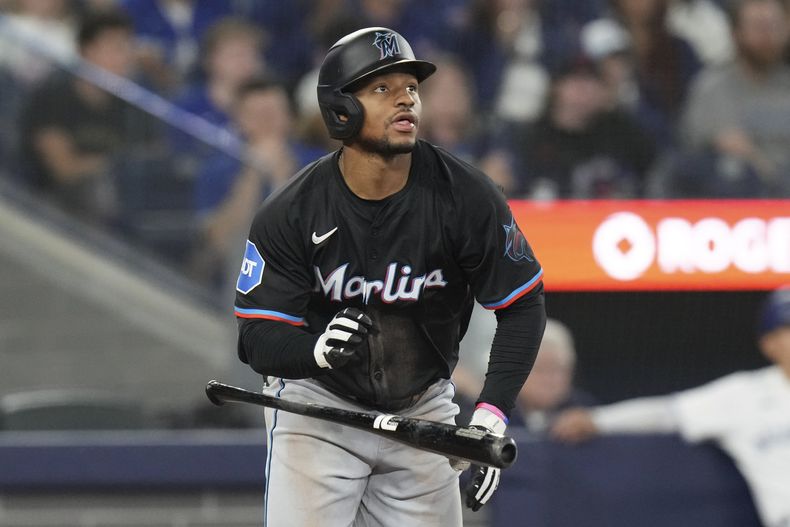 Xavier Edwards, de los Marlins de Miami, conecta un triple de dos carreras en el séptimo inning del juego ante los Azulejos de Toronto, el viernes 27 de septiembre de 2024 (Chris Young/The Canadian Press via AP)