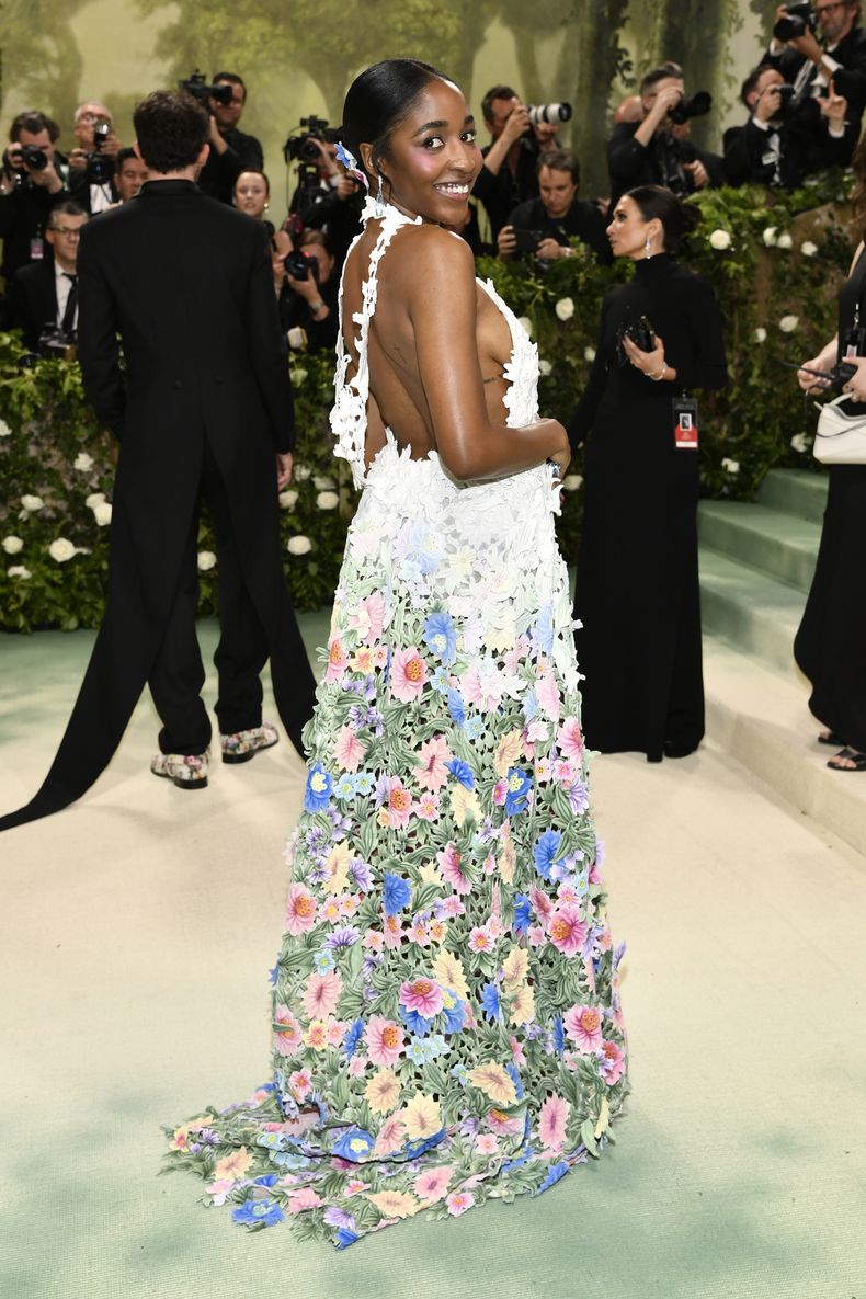 Ayo Edebiri llega a la gala benéfica del Instituto del Vestido del Museo Metropolitano de Arte para celebrar la inauguración de la exposición Sleeping Beauties: Reawakening Fashion el lunes 6 de mayo de 2024, en Nueva York. (Foto Evan Agostini/Invision/AP)