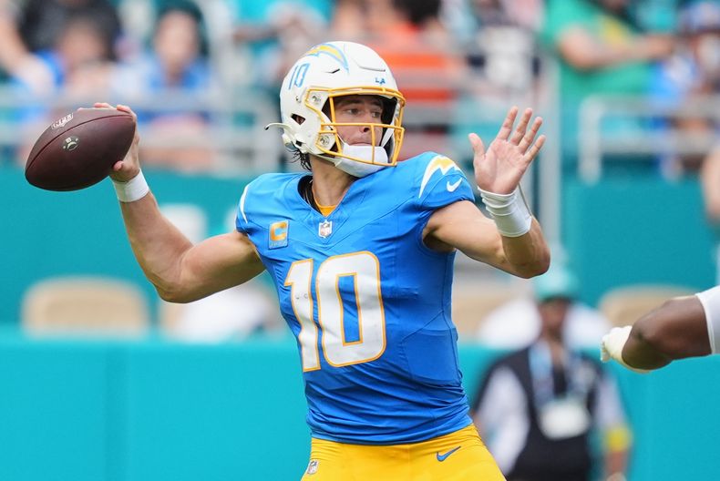 El quarterback de los Chargers de Los Ángeles Justin Herbert lanza un pase en el encuentro ante los Dolphins de Miami el domingo 12 de octubre del 2025. (AP Foto/Rebecca Blackwell)