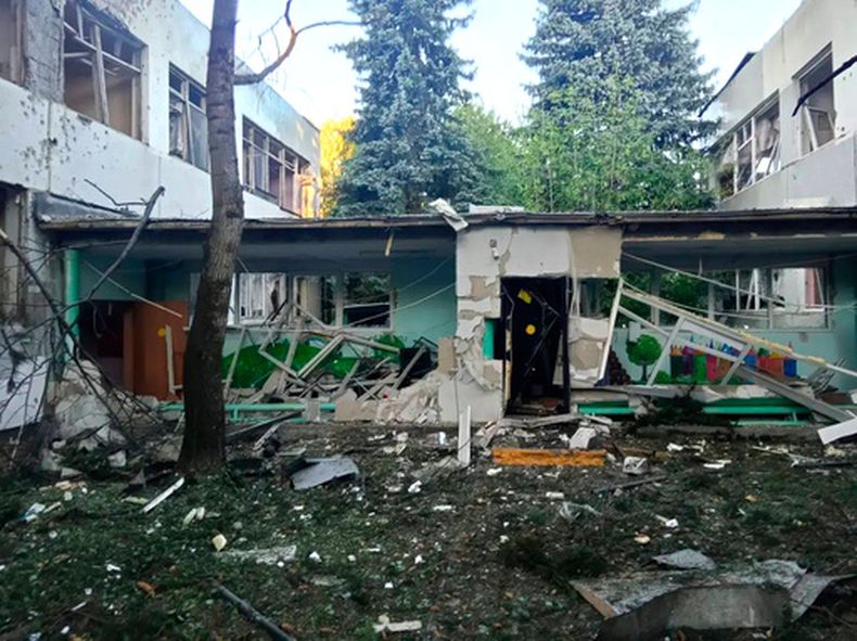 Esta imagen, distribuida por el canal oficial de Telegram del gobernador de la región de Moscú, Andrei Vorobyev, muestra un edificio dañado en un ataque con drones ucranianos en Elektrostal, en la región de Moscú, Rusia, el 18 de julio de 2026. (Canal oficial de Telegram del gobernador de la región de Moscú vía AP)