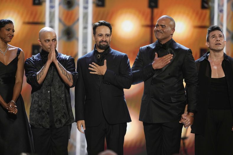 Renee Elise Goldsberry, de izquierda a derecha, Lin-Manuel Miranda y Christopher Jackson interpretan un popurrí de Hamilton durante la 78.ª edición de los Premios Tony el domingo 8 de junio de 2025 en el Radio City Music Hall de Nueva York. (Foto Charles Sykes/Invision/AP)