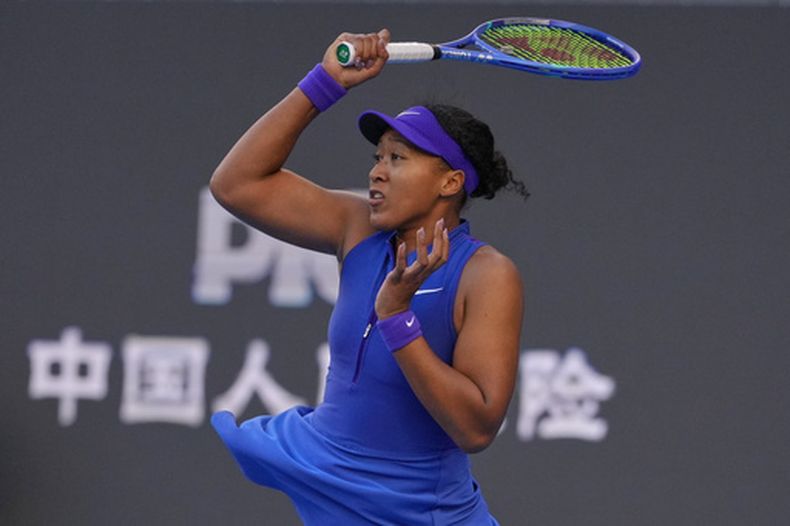 Naomi Osaka devuelve ante Karolina Muchova en el Abierto de China, el martes 6 de octubre de 2026, en Beijing. (AP Foto/Andy Wong)
