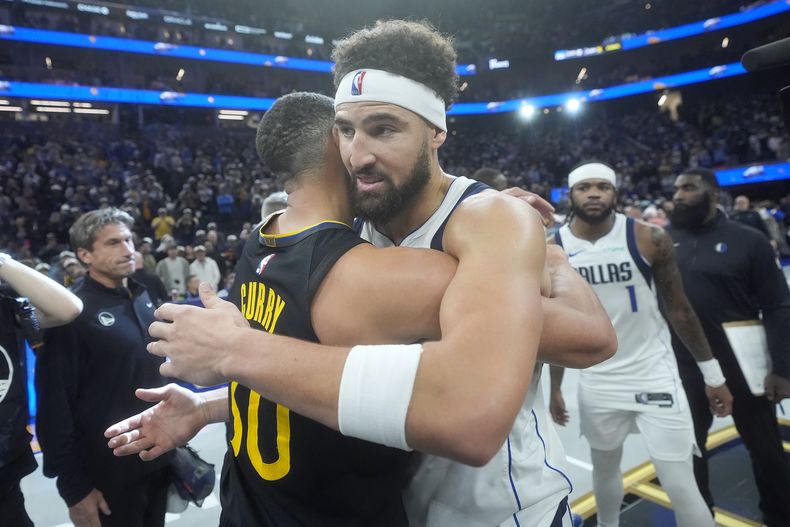 Stephen Curry (izquierda), de los Warriors de Golden State, abraza a Klay Thompson, de los Mavericks de Dallas, tras el partido dle martes 12 de noviembre de 2024 (AP Foto/Jeff Chiu)