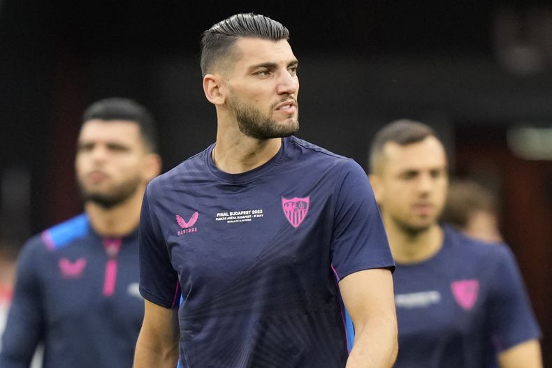 En esta imagen de archivo, el entonces jugador del Sevilla Rafa Mir, ahora cedido en el Valencia, llega a un entrenamiento en el Puskas Arena de Budapest, Hungría, el 30 de mayo de 2023. (AP Foto/Darko Bandic, archivo)