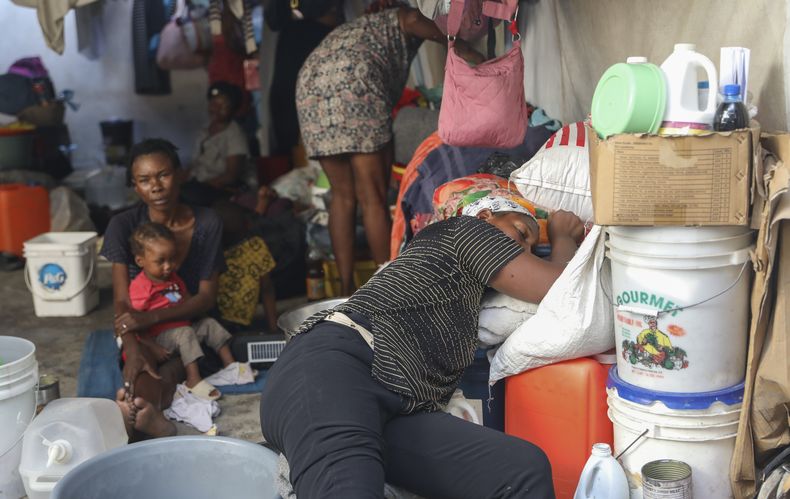 Una mujer desplazada descansa en un albergue para personas que huyeron de la violencia de las pandillas, en Puerto Príncipe, Haití, el 28 de febrero del 2025. (AP foto/Odelyn Joseph)