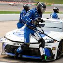 Un miembro del equipo salta frente al auto de Ty Gibbs durante una parada en fosos en una carrera de la Nysted NASCAR Cup Series, el domingo 9 de agosto de 2026, en Iowa Speedway en Newton, Iowa. (Foto AP/Charlie Neibergall)