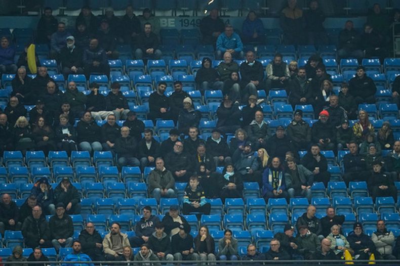 Una tribuna semivacía durante el partido de fútbol de la Liga de Campeones entre el Manchester City y el AEK Atenas en Mánchester, Inglaterra, el martes 20 de octubre de 2026. (Foto AP/Dave Thompson)