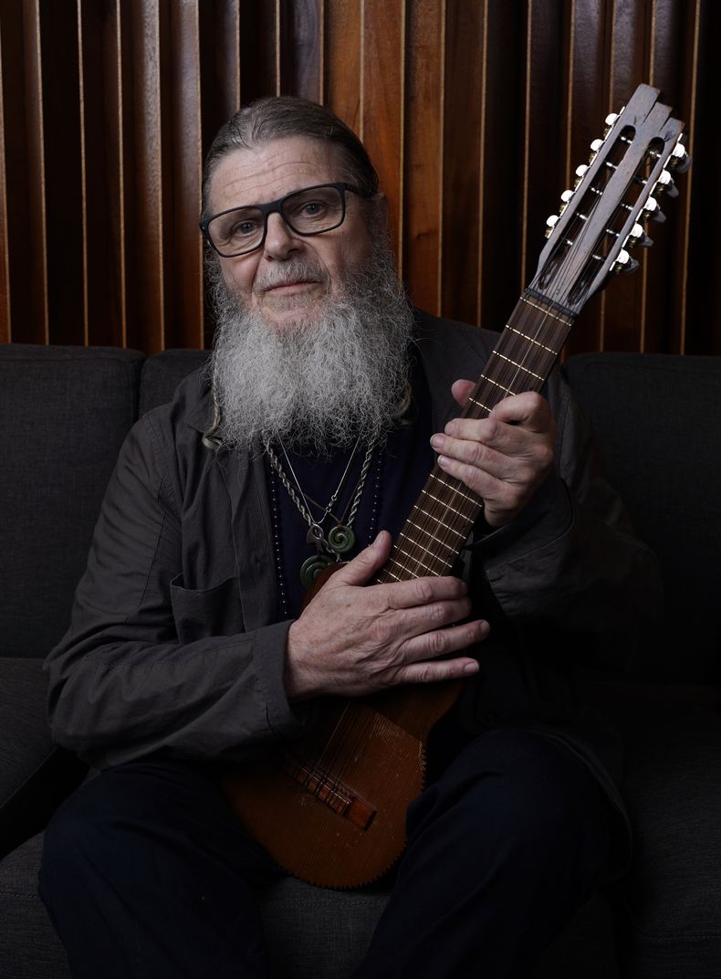 ARCHIVO - El productor y cantautor Gustavo Santaolalla, galardonado con el Premio del Consejo Directivo de La Academia Latina de la Grabación, posa para un retrato en su estudio el jueves 17 de agosto de 2023 en Los Ángeles. Santaolalla lanzó una edición remasterizada por el 25 aniversario de su álbum Ronroco. (Foto AP/Chris Pizzello, archivo)
