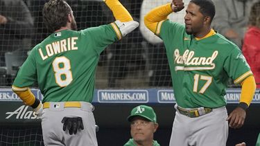 Andrus, Lowrie jonronean, Atléticos frenan racha con Seattle
