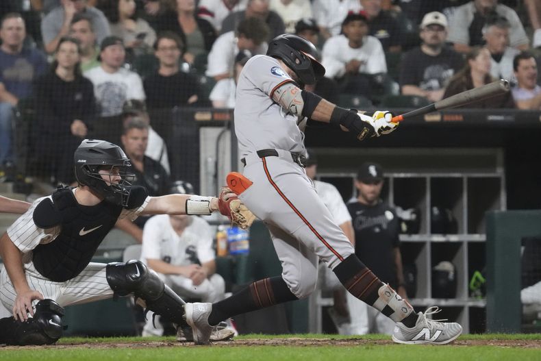 Colton Cowser, de los Orioles de Baltimore, batea un cuadrangular de tres carreras durante la sexta entrada del juego de béisbol de Grandes Ligas contra los Medias Blancas de Chicago, el lunes 15 de septiembre de 2025, en Chicago. (AP Foto/Nam Y. Huh)