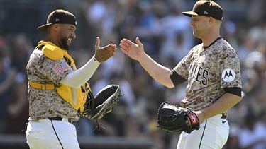 El abridor de San Diego, Michael King (34), derecha, es felicitado por Elias Diaz (17) después de que los Padres derrotaran 6-0 a los Rockies de Colorado en el juego de béisbol de Grandes Ligas, el domingo 13 de abril de 2025, en San Diego, California. (AP Foto/Denis Poroy)