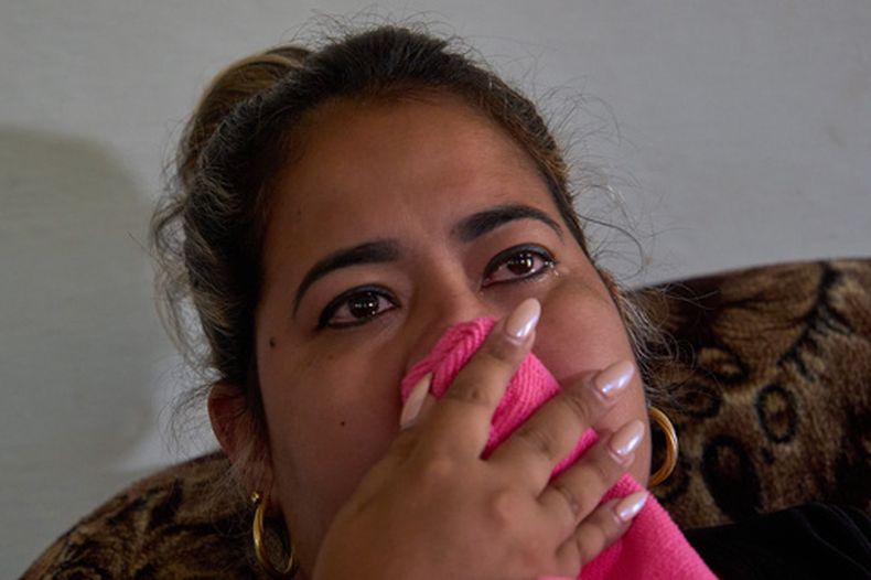 La paciente de cáncer Irisleydis Trista Calzadilla llora durante una entrevista en su casa en Batábano, Cuba, el viernes 26 de junio de 2026. (AP Foto/Ramón Espinosa)