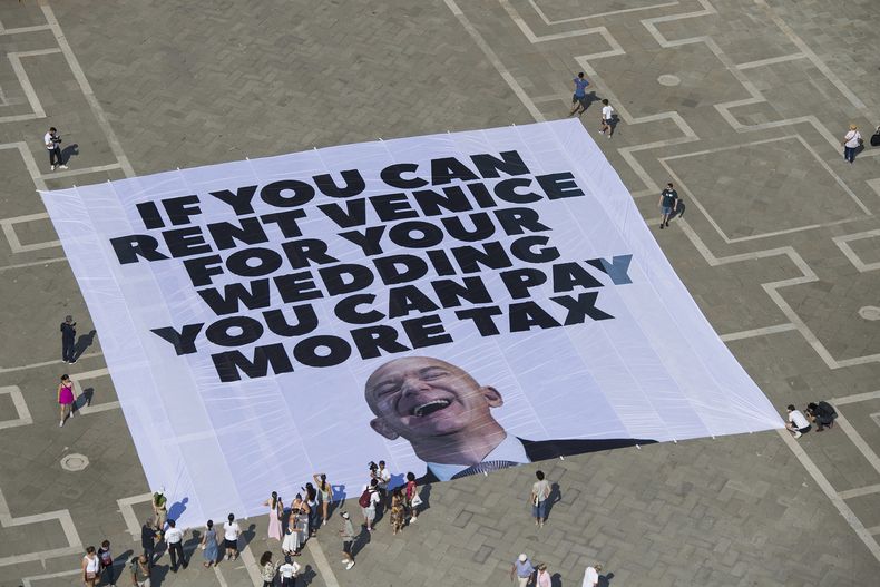 Una imagen, distribuida por Greenpeace, muestra una pancarta enorme contra la boda del fundador de Amazon, Jeff Bezos, en la Plaza de San Marcos de Venecia, Italia, el 23 de junio de 2025. (Greenpeace vía AP)