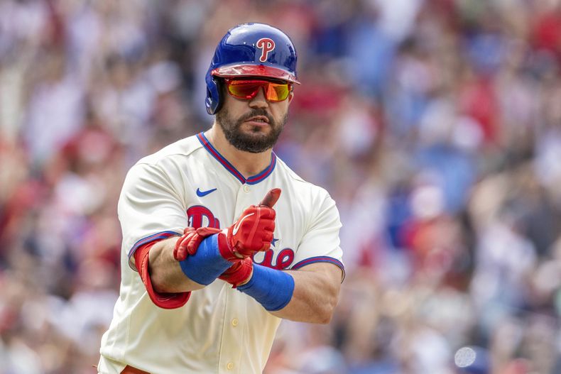 Kyle Schwarber de los Filis de Filadelfia tras batear un jonrón contra los Medias Rojas de Boston, el domingo 7 de mayo de 2023, en Filadelfía. (AP Foto/Laurence Kesterson)