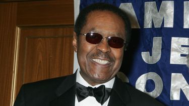 ARCHIVO - Clarence B. Jones posa para una fotografía antes de recibir el Premio Isaiah del Congreso Judío Estadounidense el 1 de marzo de 2006, en Nueva York. (AP Foto/Diane Bondareff, Archivo)