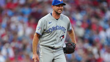 Max Sherzer, lanzador de los Azulejos de Toronto, reacciona tras recetar un ponche al dominicano Brayan de la Cruz, de los Filis de Filadelfia, el sábado 8 de agosto de 2026 (AP Foto/Derik Hamilton)