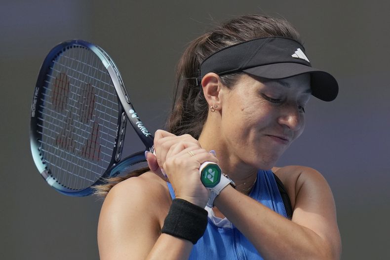 La estadounidense Jessica Pegula reacciona tras perder un punto ante Jelena Ostapenko, de Letonia, durante la 3ra ronda de singles femenino en el Abierto de China en el Diamond Court, de Beijing, el miércoles 4 de octubre de 2023. (AP Foto/Andy Wong)