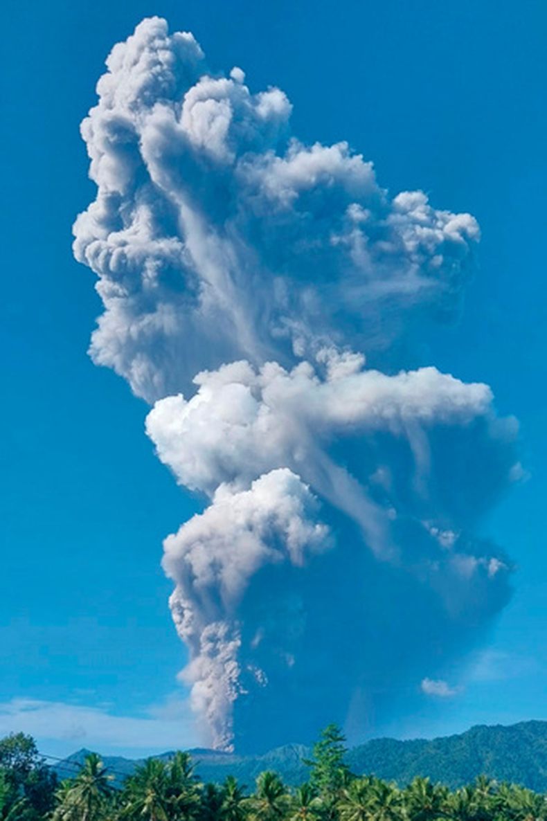 En esta fotografía difundida por Badan Geologi, la agencia geológica del Ministerio de Energía y Recursos Minerales de Indonesia, se observa al monte Dukono expulsando material volcánico durante una erupción en Halmahera Norte, Indonesia, el viernes 8 de mayo de 2026. (Badan Geologi vía AP)