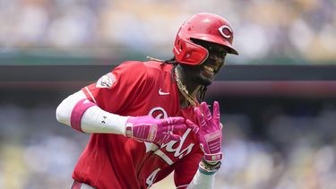 Elly De La Cruz (44), de los Rojos de Cincinnati, reacciona después de batear cuadrangular durante la segunda entrada del juego de béisbol en contra de los Dodgers de Los Ángeles, en Los Ángeles, el domingo 30 de julio de 2023. (AP Foto/Ashley Landis)