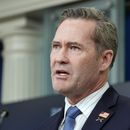 Mike Waltz, asesor de seguridad nacional de la Casa Blanca, habla con la prensa en la Casa Blanca, el jueves 20 de febrero de 2025, en Washington. (AP Foto/Alex Brandon)