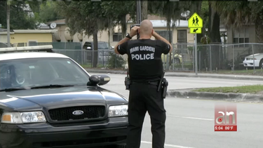 caceria humana en la ciudad de opa-locka para encontrar a dos ladrones que le dispararon a la policia