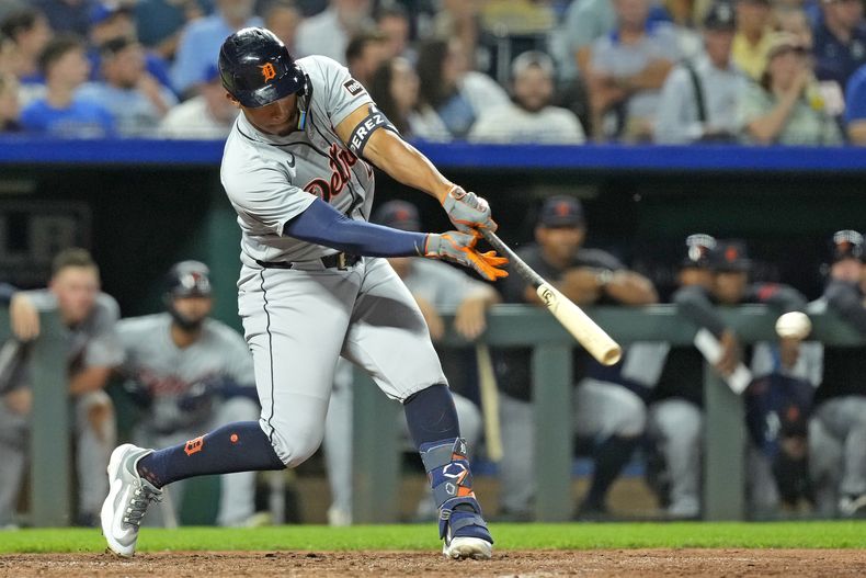 El dominicano de los Tigres de Detroit, Wenceel Pérez conecta un doblete productivo de dos carreras en el sexto episodio del juego de béisbol ante los Reales de Kansas City, el lunes 16 de septiembre de 2024, en Kansas City, Misuri. (AP Foto/Charlie Riedel)