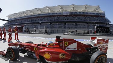 americateve | El piloto de Ferrari, Fernando Alonso, aparece en los pits durante una pr&aacute;ctica del GP de Estados Unidos el viernes, 15 de noviembre de 2013, en Austin, Texas. (AP Photo/Darron Cummings)