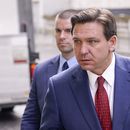 ARCHIVO - El gobernador de Florida, el republicano Ron DeSantis, llega a la Oficina del Exterior para visitar al secretario del exterior británico James Cleverly en Londres, el viernes 28 de abril de 2023.(AP Foto/Alberto Pezzali, Archivo)