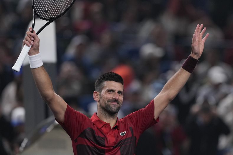 El serbio Novak Djokovic celebra tras vencer al checo Jakub Mensik en cuartos de final del Masters de Shanghai el viernes 11 de octubre del 2024. (AP Foto/Andy Wong)