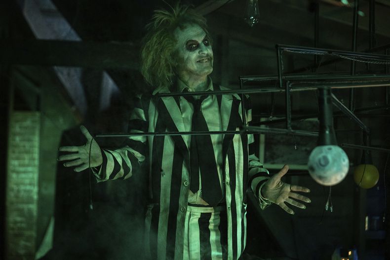 Esta imagen proporcionada por Warner Bros. Pictures muestra a Michael Keaton en una escena de Beetlejuice Beetlejuice. (Parisa Taghizadeh/Warner Bros. Pictures via AP)