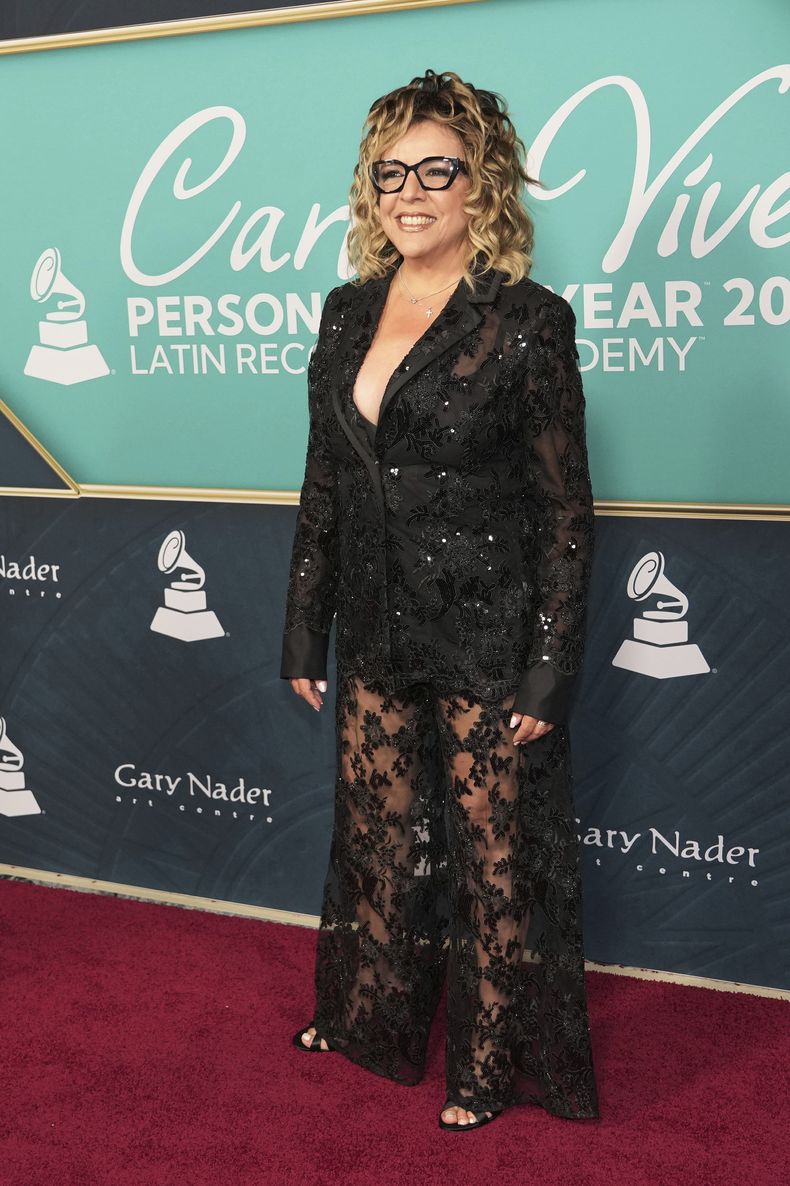 Albita llega a la ceremonia en honor a la Persona del Año de la Academia Latina de la Grabación el miércoles 13 de noviembre de 2024, en Miami Beach, Florida. (Foto AP/Lynne Sladky)