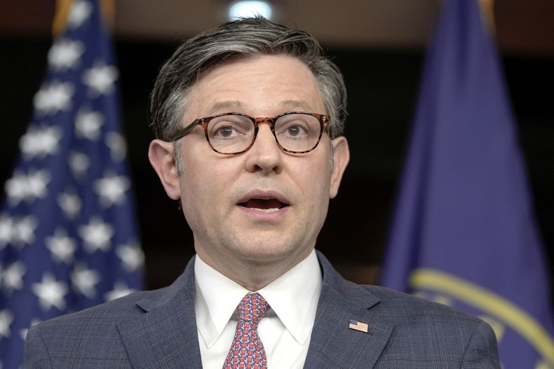 El presidente de la Cámara de Representantes Mike Johnson habla en una conferencia de prensa en el Capitolio, el miércoles 10 de abril de 2024, en Washington. (AP Foto/Mariam Zuhaib)