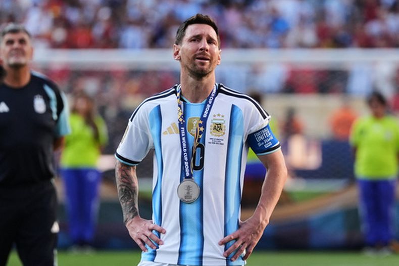 El capitán argentino Lionel Messi llora tras la derrota 1-0 ante España en la final del Mundial, el domingo 19 de julio de 2026, en East Rutherford, Nueva Jersey. (AP Foto/Stephanie Scarbrough)