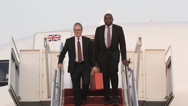 El primer ministro británico, Keir Starmer (izquierda), y su ministro de Asuntos Exteriores, David Lammy, bajan de su avión a su llegada a la Base Conjunta Andrews, en Maryland, previo a las pláticas con el presidente estadounidense, Joe Biden, sobre la resolución de los conflictos en Ucrania y Gaza, el jueves 12 de septiembre de 2024. (Stefan Rousseau/Foto de Archivo vía AP)