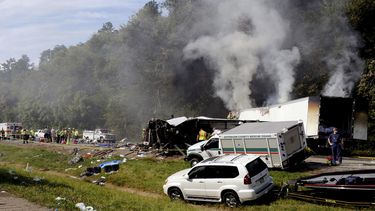 americateve | Personal de atenci&oacute;n de emergencias trabaja en el sitio donde ocurri&oacute; un choque fatal que involucr&oacute; a un autob&uacute;s, sobre la autopista Interestatal 40, en Dandridge, Tenes&iacute;, el mi&eacute;rcoles 2 de octubre de 2013. (Foto