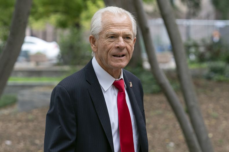 Peter Navarro, quien fue asesor del presidente Donald Trump y ahora es acusado de desacato legislativo, en Washington, el 28 de agosto de 2023.(Foto AP/Jose Luis Magana)