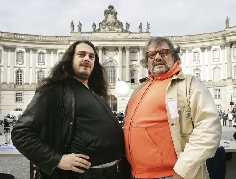 ARCHIVO - El artista alemán Jonathan Meese, izquierda, y el fotógrafo italiano Oliviero Toscani, posan durante el evento Mesa de las Voces Libres en Berlín, el sábado 9 de septiembre de 2006. (Foto AP/Jan Bauer, archivo)