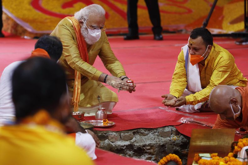 ARCHIVO - El primer ministro de India, Narendra Modi, participa en la ceremonia de primera piedra de un templo hindú dedicado al dios Ram en Ayodhya, India, el 5 de agosto de 2020. Tres décadas después de que una turba hindú derribara una mezquita histórica, el primer ministro de India, Narendra Modi, asistirá a la consagración de un gran templo hindú en el mismo lugar, una maniobra política para reforzar a su partido antes de unas cruciales elecciones nacionales. (AP Foto/Rajesh Kumar Singh, Archivo)