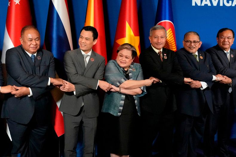 De izquierda a derecha, el ministro de Relaciones Exteriores de Timor Oriental, Bendito dos Santos Freitas; el viceministro de Relaciones Exteriores de Vietnam, Dang Hoang Giang; la secretaria de Relaciones Exteriores de Filipinas, Theresa Lazaro; el ministro de Relaciones Exteriores de Singapur, Vivian Balakrishnan; el segundo ministro de Relaciones Exteriores de Brunéi, Erywan Pehin Yusof; y el ministro de Relaciones Exteriores de Camboya, Prak Sokhonn, se dan la mano el jueves 7 de mayo de 2026 durante una sesión fotográfica grupal en la Reunión de Ministros de Relaciones Exteriores de la ASEAN en la Expo de Mactán, en la provincia de Cebú, en el centro de Filipinas. (AP Foto/Aaron Favila, foto compartida)