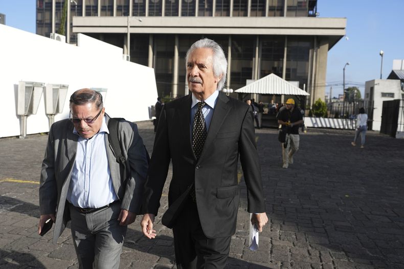 El periodista guatemalteco José Rubén Zamora, fundador de El Periódico, llega a la corte para su audiencia para decidir si será enviado nuevamente a prisión en relación con un caso de presunto lavado de dinero en la Ciudad de Guatemala, el lunes 13 de enero de 2025. (AP Foto/Moisés Castillo)