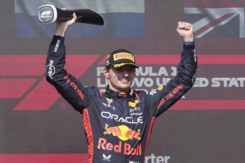 El holandes Max Verstappen, de Red Bull celebra en el podio luego de ganar el Gran Premio de Estados Unidos en el Circuito de las Américas, en Austin, Texas, el domingo 22 de octubre de 2023. (AP Foto/Darron Cummings)