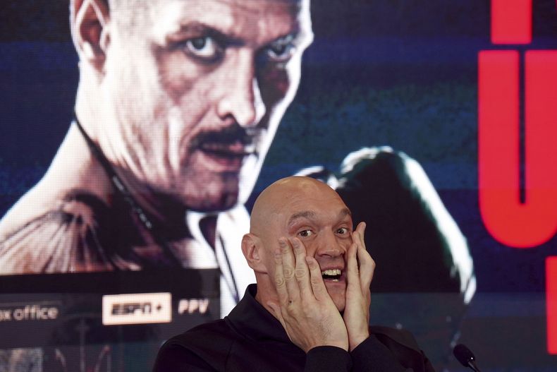 El púgil británico Tyson Fury hace un gesto durante una conferencia de prensa en Morecambe, Inglaterra, el miércoles 10 de abril de 2024 (Owen Humphreys/PA via AP)