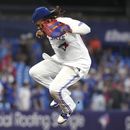 El dominicano Vladimir Guerrero Jr., de los Azulejos de Toronto, festeja la victoria sobre los Diamondbacks de Arizona, el viernes 14 de julio de 2023 (Chris Young/The Canadian Press via AP)