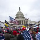 ARCHIVO – Manifestantes leales al presidente Donald Trump marchan en el Capitolio de Estados Unidos en Washington, el 6 de enero de 2021. (AP Foto/Jose Luis Magana, Archivo)
