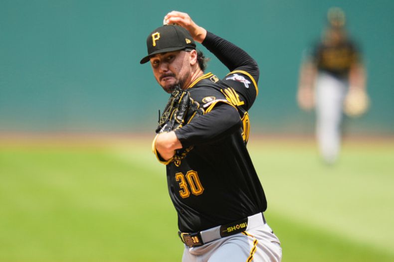 El lanzador de los Piratas de Pittsburgh, Paul Skenes, lanza en la primera entrada de un partido de béisbol contra los Guardianes de Cleveland en Cleveland, el domingo 19 de julio de 2026. (Foto AP/Sue Ogrocki)